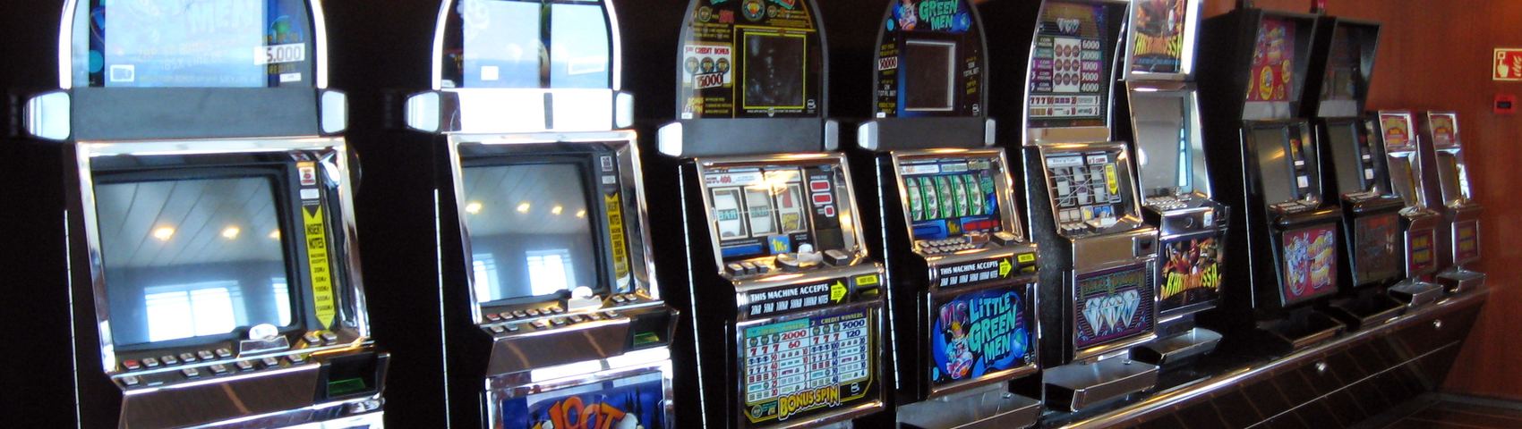 Rekke med spilleautomater i en spillehall