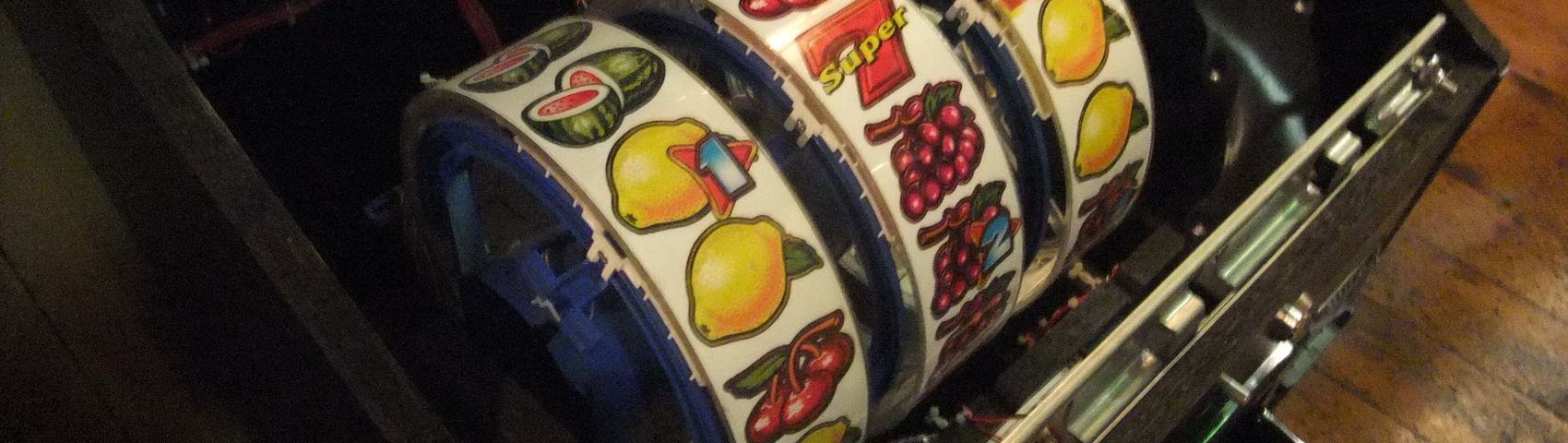 Nærbilde av tre hjul i en spilleautomat