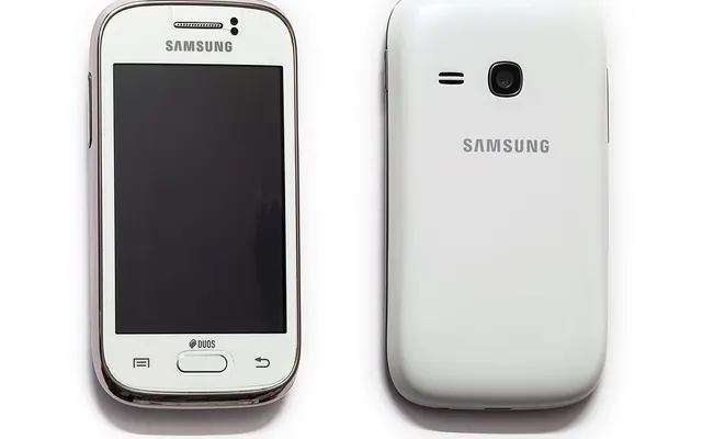 Android-telefon fra Samsung, for- og bakside