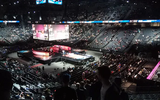 Publikum i en esport-arena