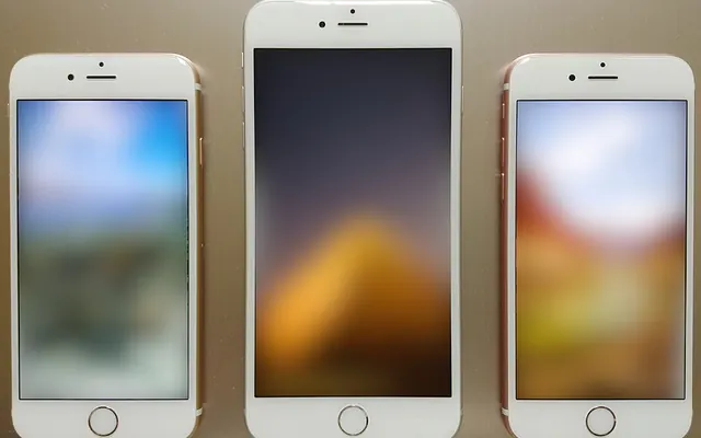 Tre iPhone-telefoner side om side